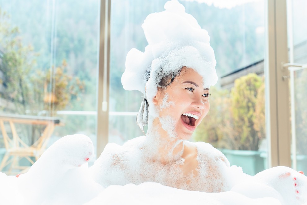 A lady tenjoying foam bath - PALMOCOL brand banner