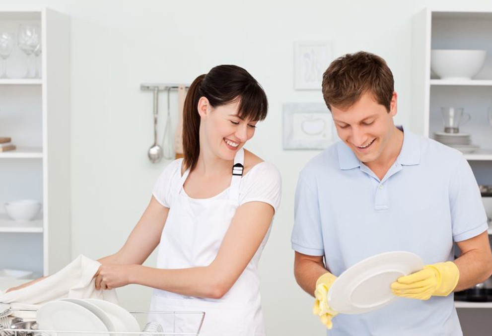 TENSARYL brand banner - wife and husband in the kitchen washing plates.